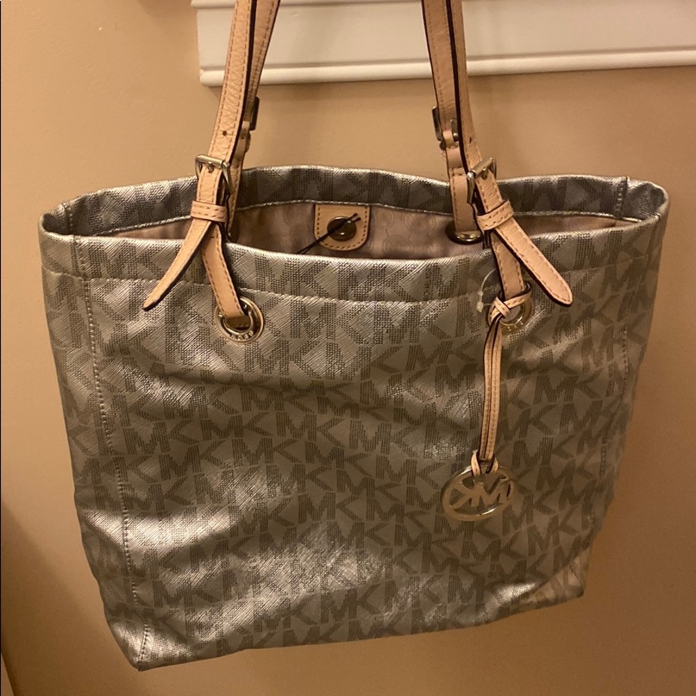 Michael kors tote!!